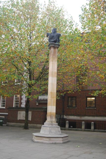 Knights Templar Statue, Inner Temple - geograph.org.uk - 4287569